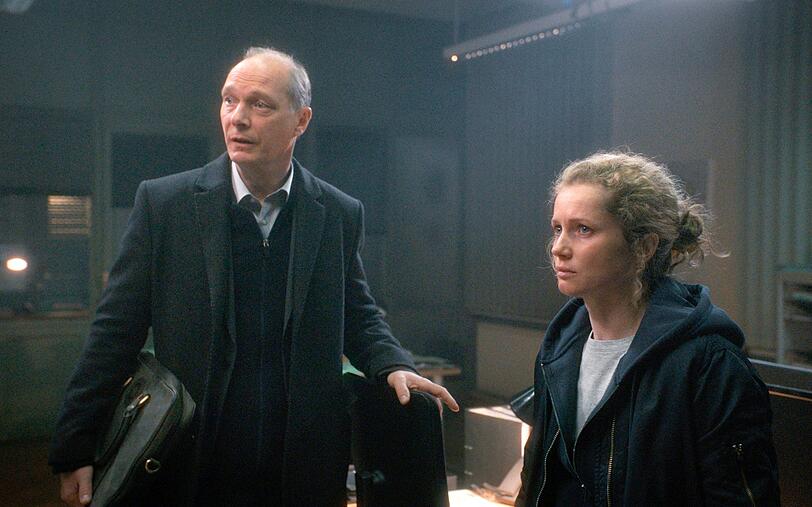 Kommissariatsleiter Peter Michael Schnabel (Martin Brambach) und Leonie Winkler (Cornelia Gr&ouml;schel) denken dar&uuml;ber nach, welche Alternativen es zur klassischen Beziehungstat g&auml;be.