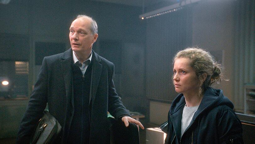 Kommissariatsleiter Peter Michael Schnabel (Martin Brambach) und Leonie Winkler (Cornelia Gröschel) denken darüber nach, welche Alternativen es zur klassischen Beziehungstat gäbe. Kommissariatsleiter Peter Michael Schnabel (Martin Brambach) und Leonie Winkler (Cornelia Gröschel) denken darüber nach, welche Alternativen es zur klassischen Beziehungstat gäbe.