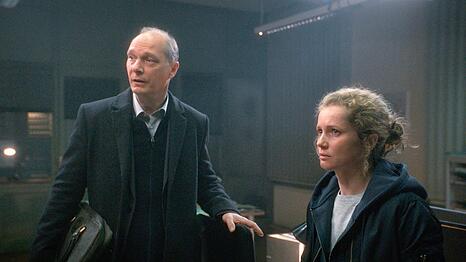 Kommissariatsleiter Peter Michael Schnabel (Martin Brambach) und Leonie Winkler (Cornelia Gr&ouml;schel) denken dar&uuml;ber nach, welche Alternativen es zur klassischen Beziehungstat g&auml;be.