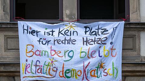 Rund 4.000 Menschen demonstrieren in Bamberg gegen Rechts.