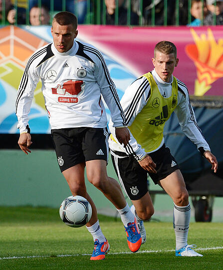 "Dankeschön, Polen" und "Gefällt mir" auf Polnisch - mit 11.000 Fans gerät das erste DFB-Training in Polen zum herzlichen Willkommensfest - und zur Geburtstagsparty für Lukas Podolski.