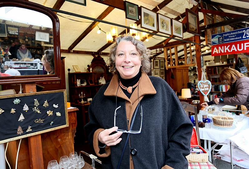 &bdquo;Liebe zu den schönen Dingen&ldquo;: Die Dult-Jubilarin Brigitte Deml vor ihrem Stand in der Schatzsuchergasse.