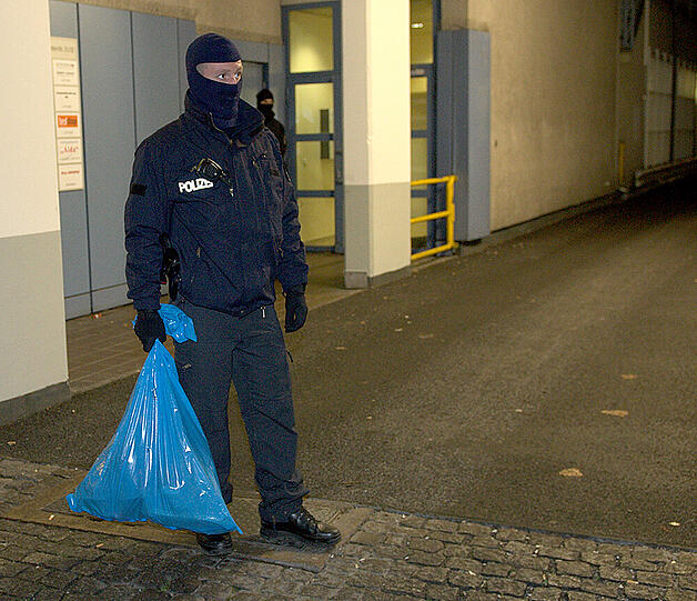 Razzia vor einem Kulturverein in Charlottenburg. Es wurde vermutet, dass hier Sprengstoff und Waffenteile für Anschläge gelagert wurden.