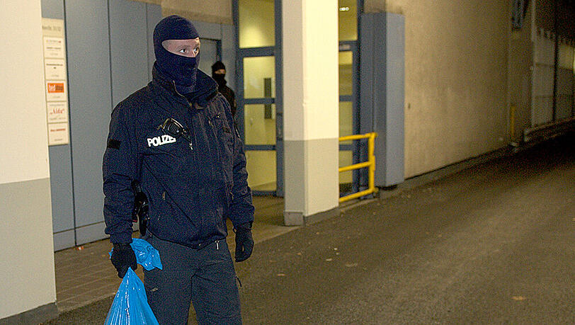 Razzia vor einem Kulturverein in Charlottenburg. Es wurde vermutet, dass hier Sprengstoff und Waffenteile für Anschläge gelagert wurden. Razzia vor einem Kulturverein in Charlottenburg. Es wurde vermutet, dass hier Sprengstoff und Waffenteile für Anschläge gelagert wurden.