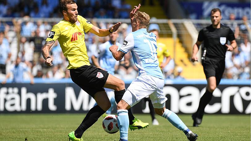 Benjamin Kindsvater (r) im Duell mit Uerdingens Kevin Großkreutz.
