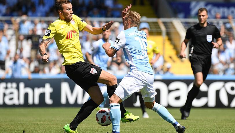 Benjamin Kindsvater (r) im Duell mit Uerdingens Kevin Großkreutz. Benjamin Kindsvater (r) im Duell mit Uerdingens Kevin Großkreutz.