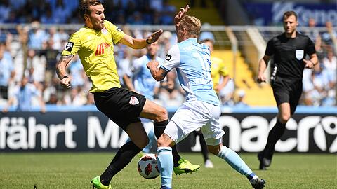 Benjamin Kindsvater (r) im Duell mit Uerdingens Kevin Großkreutz.