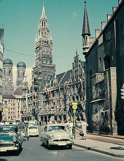 Der Marienplatz an der Ecke des Alten Rathauses &ndash; genau dort, wo heute der Alte Rathaus-Turm steht, der erst zu den Olympischen Spielen 1972 wiederaufgebaut worden ist. Eine genaue Datierung liegt nicht vor, allerdings dürfte es sich um eine Aufnahme von Ende der 50er Jahre handeln.