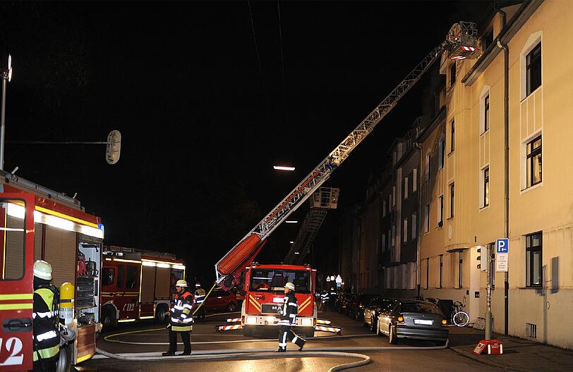 Mit Drehleitern löschte die Feuerwehr den Zimmerbrand.