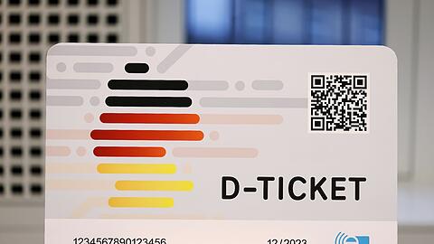 Für sehr viele Pendlerinnen und Pendler, die schon jetzt auf Busse und Bahnen setzen, dürfte das Deutschlandticket künftig der Fahrschein der Wahl sein.