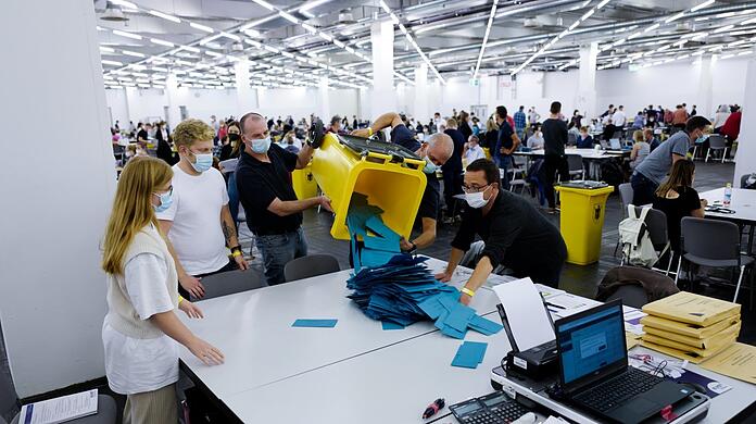 In der Messe in Freimann ist am Sonntag Großkampftag, wenn hier Hunderttausende Briefe geöffnet und Stimmen gezählt werden. Das Bild zeigt einen Einsatz bei einer vorangegangenen Wahl.