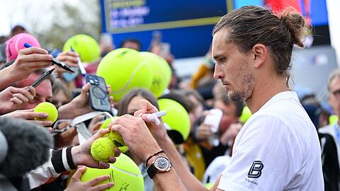 Alexander Zverev schreibt nach seinem Erstrundensieg Autogramme.