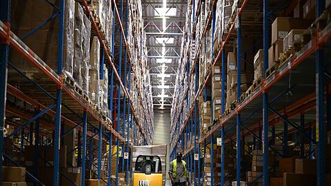 Ein Hochregallager von DHL mit Unmengen an Paketen, die an Einzelhändler in Deutschland geschickt werden. (Archivbild)