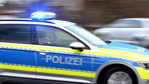 Die Polizei kann die Gruppe vor Ort antreffen und die riskante Fahrt beenden. (Symbolbild)