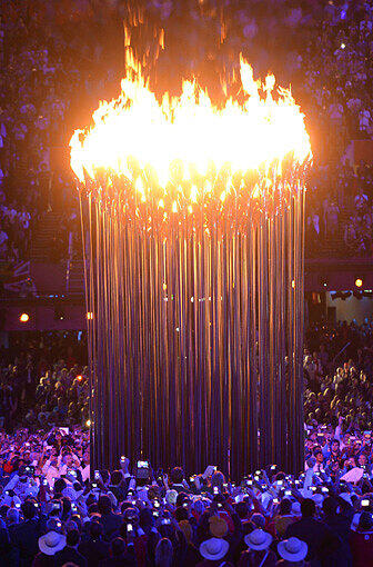 Die Feuerwerke funkelten, die Show faszinierte und ganz London war in Aufruhr: Am Freitagabend wurden die Olympischen Spiele 2012 mit viel Bombast eröffnet.