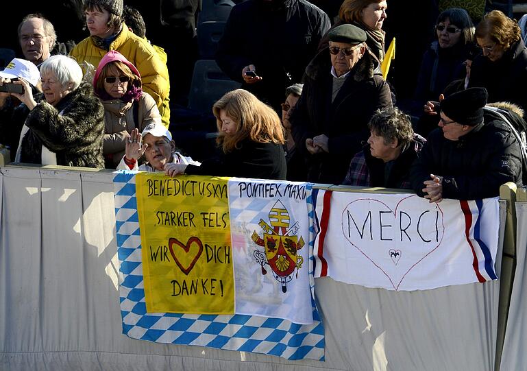 Zahlreiche Pilger aus Bayern warten vor dem Petersdom auf die Audienz des Papstes.