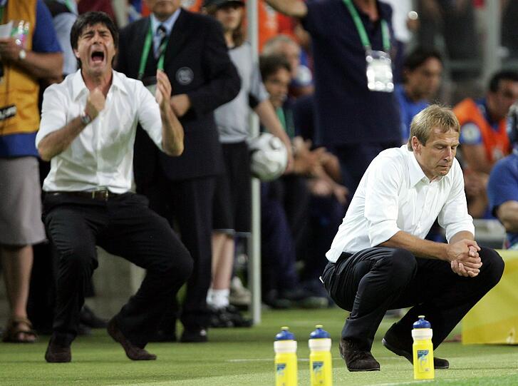 Das jähe Ende des Sommermärchens 2006: Löw (hinten) und Klinsmann während des 0:2 n.V. gegen Italien.
