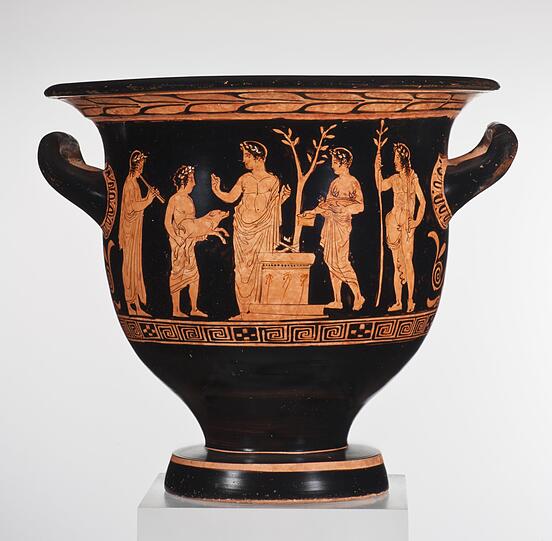 Zu Ehren der Götter haben sich die Opfernden mit Kränzen geschmückt. Das Voropfer ist vollzogen, das Feuer auf dem Altar brennt und nun soll das Schwein geschlachtet werden. Glockenkrater (Weinmischgefäß) des Prothos-Malers, Ton, um 420 v. Chr., aus Athen