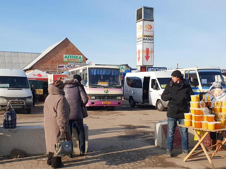 An einem Kontrollpunkt zwischen dem ukrainischen Regierungsgebiet und der Separatistenregion Luhansk floriert der Handel.