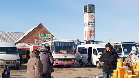 An einem Kontrollpunkt zwischen dem ukrainischen Regierungsgebiet und der Separatistenregion Luhansk floriert der Handel.