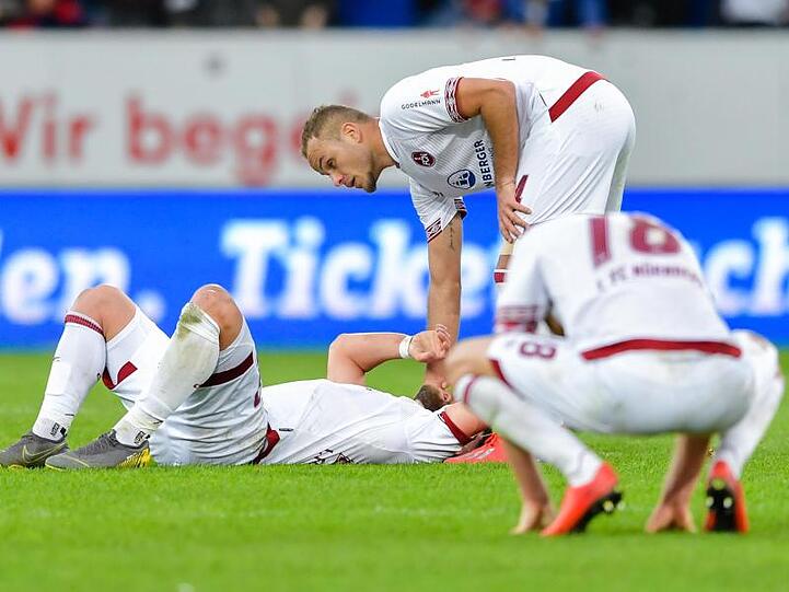 Geknickt: Nürnbergs Spieler nach der Niederlage in Hoffenheim.