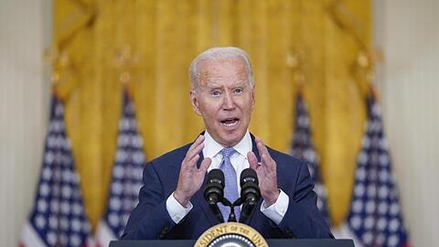 Joe Biden, Präsident der USA, spricht im East Room des Weißen Hauses. Biden hat trotz des rasanten Vormarsches der islamistischen und militanten Taliban in Afghanistan erneut den Abzug der US-Truppen aus dem Krisenstaat verteidigt.