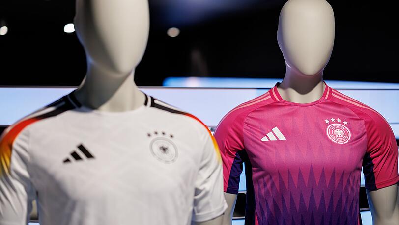 Die Farbwahl des Auswärtstrikots der deutschen Fußballnationalmannschaft hat für Aufregung gesorgt.