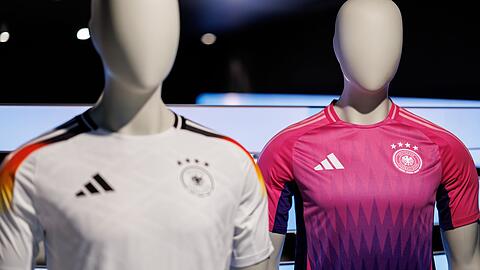 Die Farbwahl des Auswärtstrikots der deutschen Fußballnationalmannschaft hat für Aufregung gesorgt.