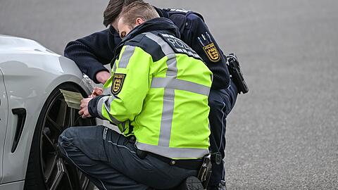In mehreren Bundesländern will die Polizei am Karfreitag wieder verstärkt auf Straßen kontrollieren. (Archivbild)
