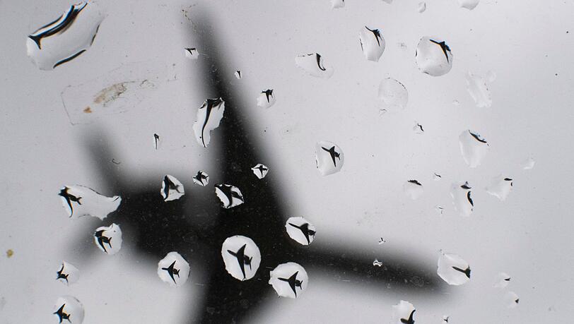 Ein Flugzeug landet bei Regenwetter. (Symbolbild)