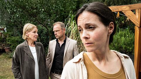 "Marie Brand und die verlorenen Kinder": Marie Brand (Mariele Millowitsch, l.) und J&uuml;rgen Simmel (Hinnerk Sch&ouml;nemann, M.) befragen die Nachbarin der Toten G&uuml;l Yildiz (Alice Gruia, r.).