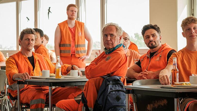 "Die Drei von der M&uuml;llabfuhr: Miese Abzocke": K&auml;pt'n Werner Tr&auml;sch (Uwe Ochsenknecht, v.) und seine Kollegen erfahren, dass die Stadtreinigung zuk&uuml;nftig den illegalen Sperrm&uuml;ll auf Berlins Stra&szlig;en entsorgen muss.