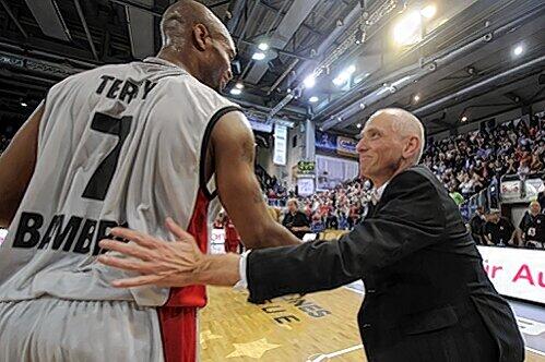 Glückwunsch Bamberg! Brose-Manager Wolfgang Heyder (rechts) gratuliert Reyshawn Terry zu seiner tollen Leistung gegen Charleroi.
