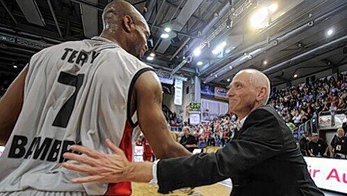 Glückwunsch Bamberg! Brose-Manager Wolfgang Heyder (rechts) gratuliert Reyshawn Terry zu seiner tollen Leistung gegen Charleroi. Glückwunsch Bamberg! Brose-Manager Wolfgang Heyder (rechts) gratuliert Reyshawn Terry zu seiner tollen Leistung gegen Charleroi.