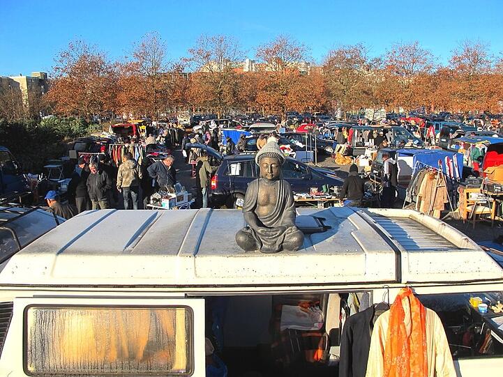 Ommmmmmmm... scheint diese asiatische Gottheit zu meditieren. Es ist Sonntag früh, die ersten Sonnenstrahlen wärmen Flohmarkt in Neu Perlach auf. Eine Verkäuferin hat die Statue aufs Autodach gestellt und obendrauf eine Wollmütze. Da heißt es warm anziehen. Vielen Dank an AZ-Leser Djordje Matkovic