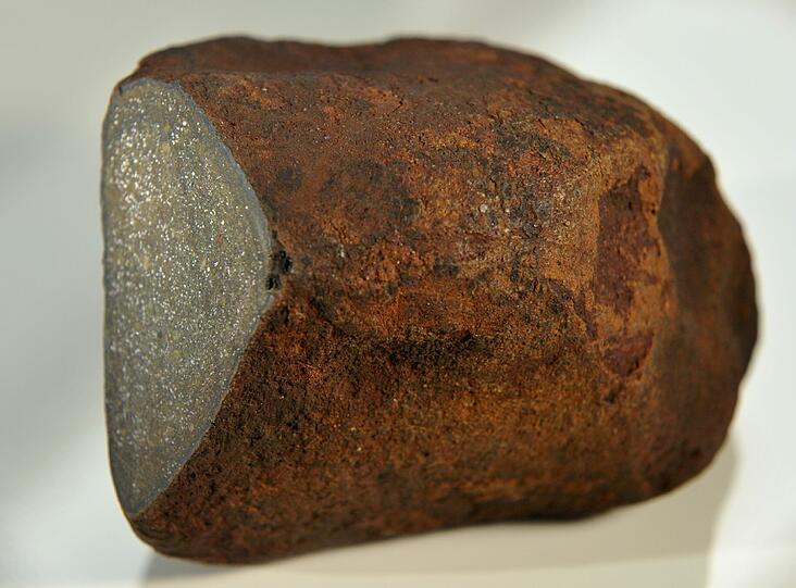 Ein vermeintlicher Ackerstein aus Dachau hat sich erst jetzt als Meteorit entpuppt.