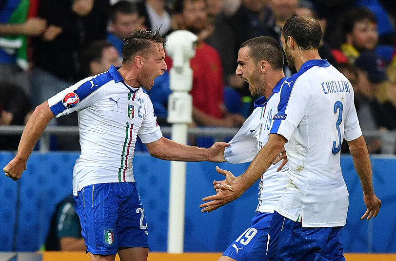 Emanuele Giaccherini freut sich mit seinen Mitspielern über den Führungstreffer zum 1:0.