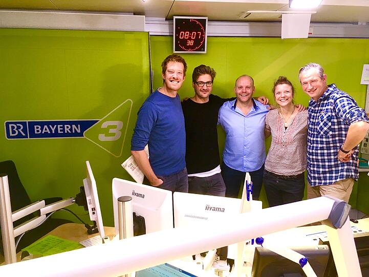 Magischer Montagmorgen: Die Frühaufdreher-Moderatoren Florian Winkler (l.), Simone Faust und Philipp Kleininger (r.) mit AZ-Redakteur Michael Burner (2.v.l) und Magier Harry Riegel.