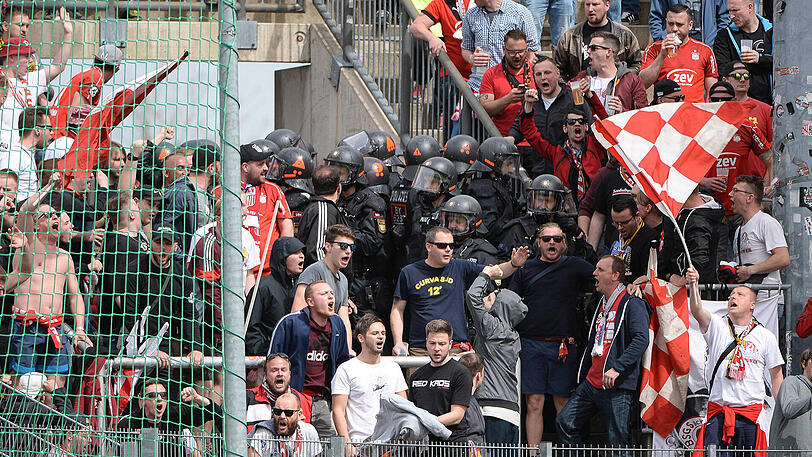 Die Polizei im Fanblock der Zwickauer Fans.