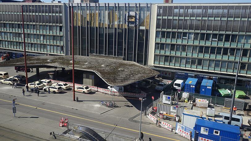 Bis zur Fahrbahn wird die Baustelle reichen. Der Schwammerl, die Schalterhalle und die mittleren Teile des Empfangsgebäudes werden im Sommer abgerissen.