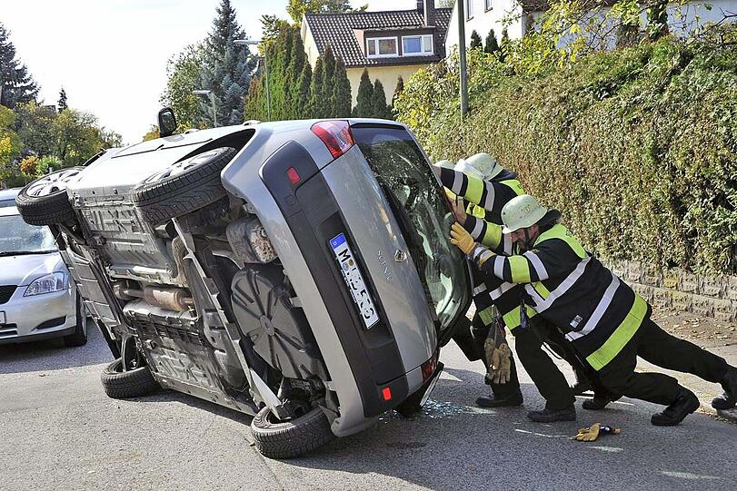 Mit Muskelkraft stellte die Feuewehr den Renault wieder auf seine vier Räder.