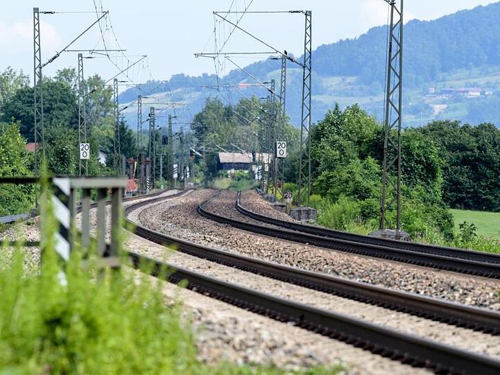 Die Gleise der Bahntrasse durch das Inntal zwischen Rosenheim und Kufstein. Foto: Matthias Balk/Archiv