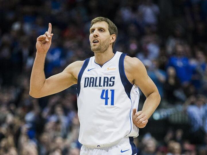 Im Spiel der Dallas Mavericks gegen New Orleans Pelicans feiert Dirk Nowitzki einen Treffer.