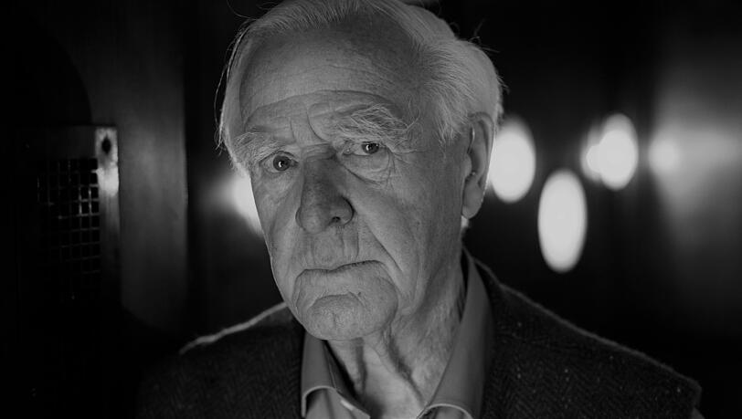 Der britische Schriftsteller John le Carré ist tot. Er starb am 12. Dezember 2020 an einer Lungenentzündung.