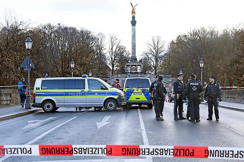 Neun Mitglieder der Bewegung "Letzte Generation" blockieren die Widenmayerstraße in München, indem sie sich auf die Straße kleben.