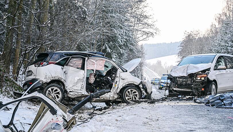 Tragischer Unfall im Landkreis Dingolfing-Landau: Zwei M&auml;nner sterben, einer wird schwer verletzt.