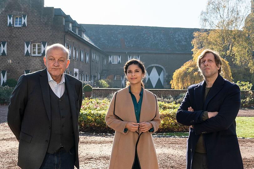 Die Anwältin Tessa Tilker (Patricia Meeden) will Wilsberg (Leonard Lansink, links) und Ekki (Oliver Korittke) zu einem stilvollen Mittagessen in einem Schloss einladen. Doch dann läuft alles anders als geplant. Die Anwältin Tessa Tilker (Patricia Meeden) will Wilsberg (Leonard Lansink, links) und Ekki (Oliver Korittke) zu einem stilvollen Mittagessen in einem Schloss einladen. Doch dann läuft alles anders als geplant.