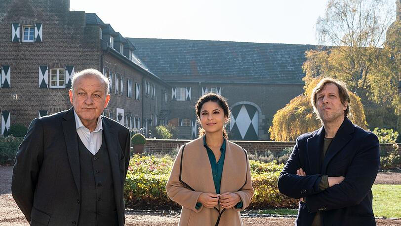 Die Anwältin Tessa Tilker (Patricia Meeden) will Wilsberg (Leonard Lansink, links) und Ekki (Oliver Korittke) zu einem stilvollen Mittagessen in einem Schloss einladen. Doch dann läuft alles anders als geplant. Die Anwältin Tessa Tilker (Patricia Meeden) will Wilsberg (Leonard Lansink, links) und Ekki (Oliver Korittke) zu einem stilvollen Mittagessen in einem Schloss einladen. Doch dann läuft alles anders als geplant.