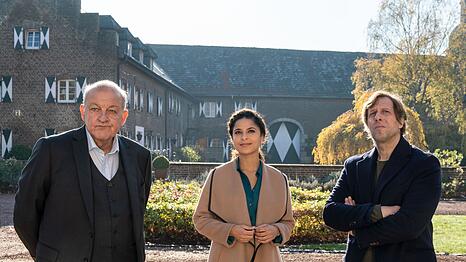 Die Anw&auml;ltin Tessa Tilker (Patricia Meeden) will Wilsberg (Leonard Lansink, links) und Ekki (Oliver Korittke) zu einem stilvollen Mittagessen in einem Schloss einladen. Doch dann l&auml;uft alles anders als geplant.