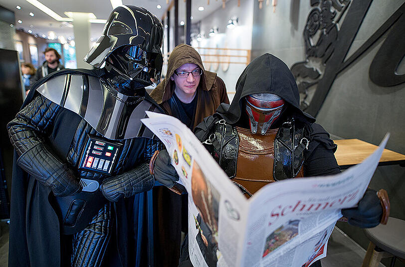 Mitglieder eines "Star Wars"-Fanclubs mit ihren Kostümen, die die Filmfiguren Darth Vader (l-r), Jedi Ritter und Darth Revan darstellen.